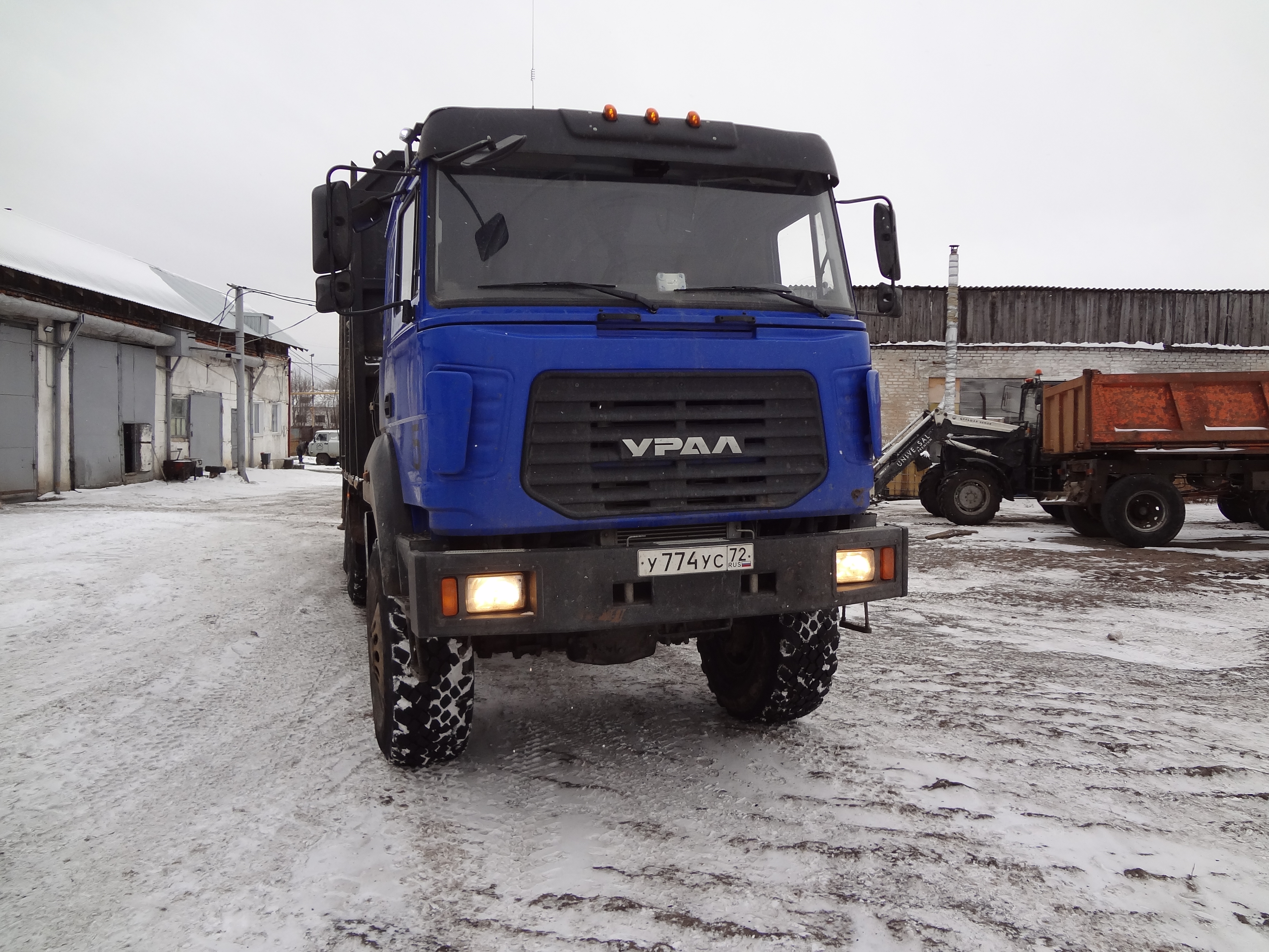 УРАЛ с КМУ SM09-02B (на заднем свесе)