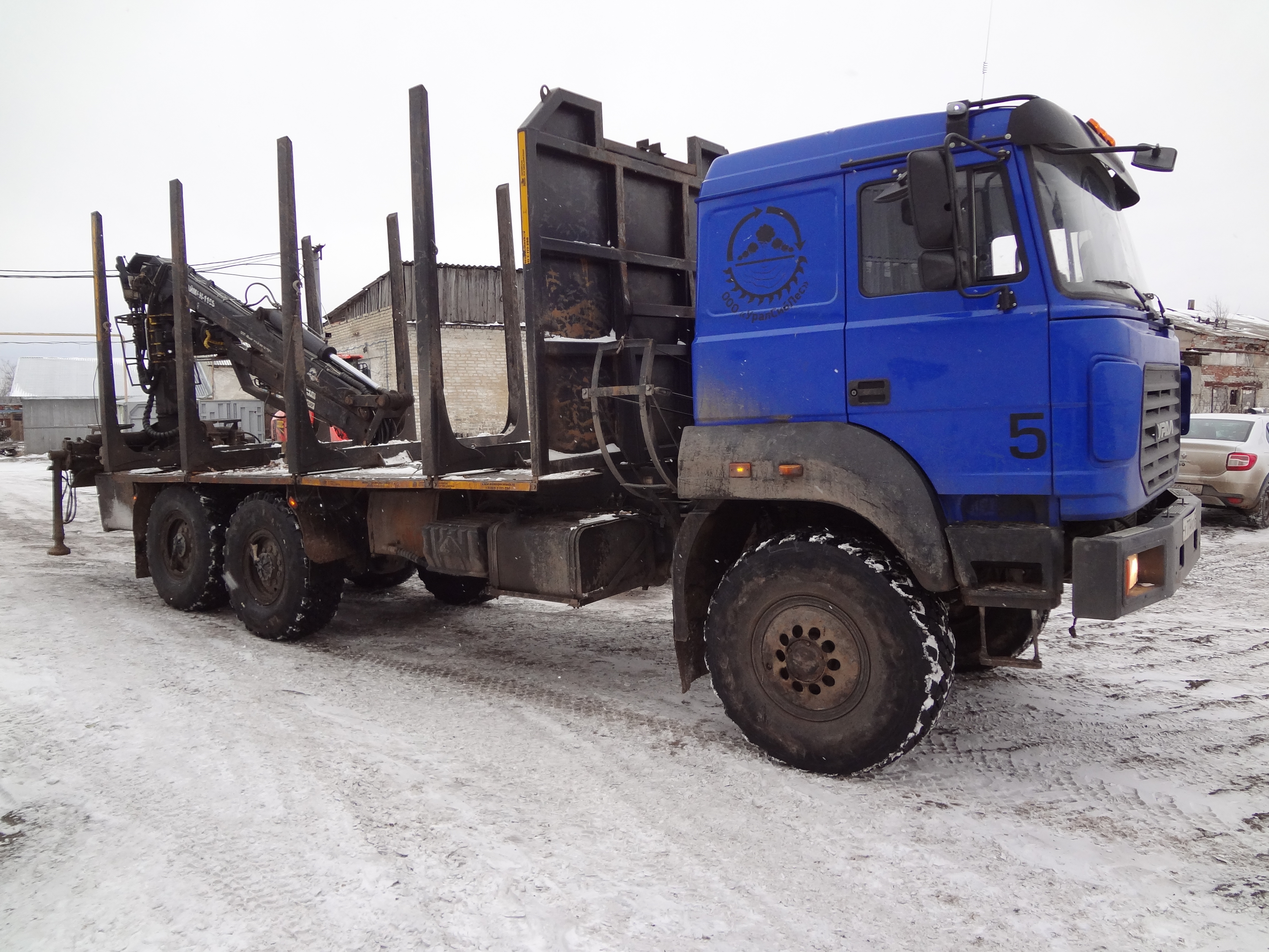 УРАЛ с КМУ SM09-02B (на заднем свесе)