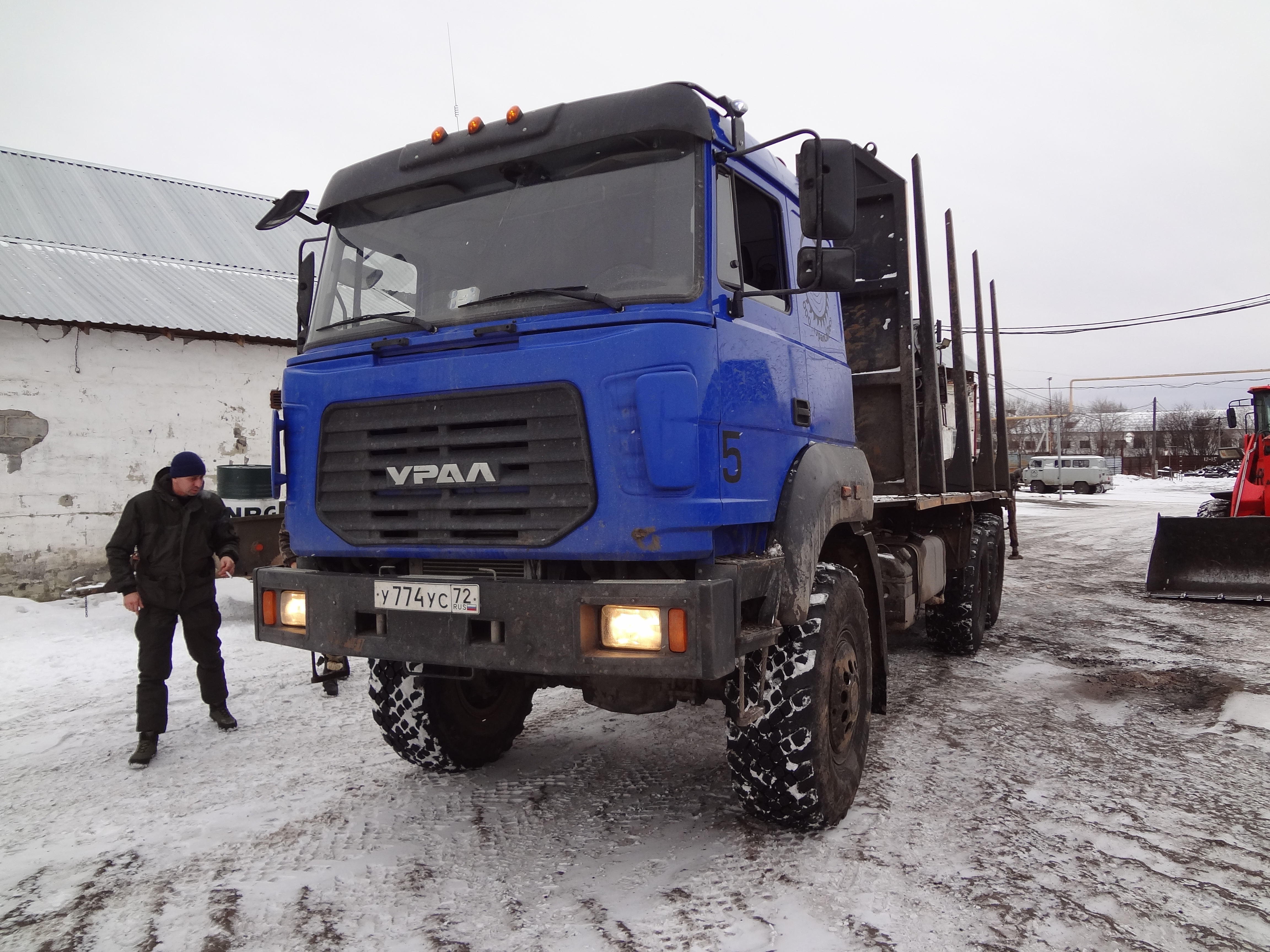 УРАЛ с КМУ SM09-02B (на заднем свесе)
